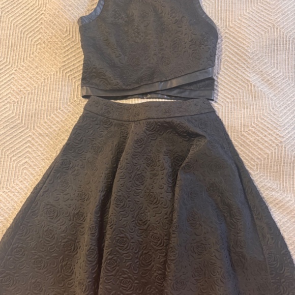 Guess Two Piece Set in Size Small - Picture 4 of 7